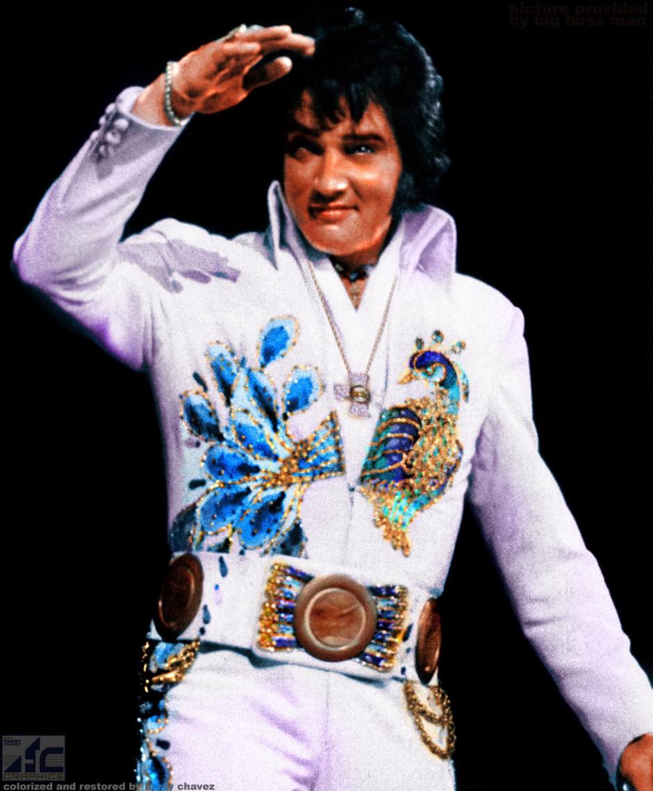 El famoso traje "Peacock" (pavo real) de Elvis Presley se vendió por $300,000 dólares en una subasta en línea celebrada el 7 de agosto de 2008. En su momento, esta venta marcó el récord de la pieza de recuerdos de Elvis más cara jamás subastada / Elvis Presley's (USA) white peacock jumpsuit was bought for $300,000 (£153,560) by an American investor in a sale by online auctioneer gottahaveit.com on 7 August 2008. The costume, designed by Bill Belew (US), was one of Elvis' favorites which he wore on stage extensively during a five-month stretch in 1974, including a performance at the Los Angeles Forum on May 11, 1974. He is also pictured wearing it on the cover of the album and the single 'Promised Land'. / Fue confeccionado en 1974 por el famoso diseñador Bill Belew y le costó a Elvis unos $10,000 dólares en su momento. / Se convirtió en uno de los vestuarios favoritos de Elvis durante sus giras de 1974 y apareció en la portada de su álbum Promised Land