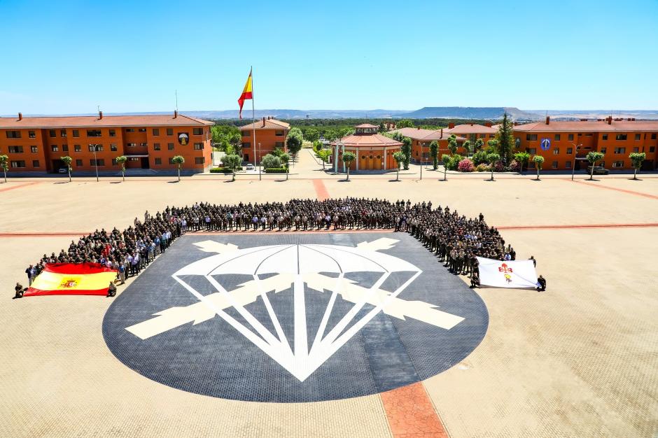 Fotografía de grupo con suboficiales en la madrileña base Príncipe