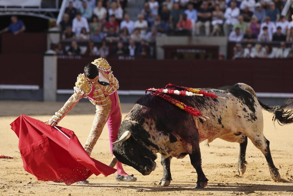 Emilio de Justo, con el primero de la tarde, un ensabanado capirote botinero de 591 kilos