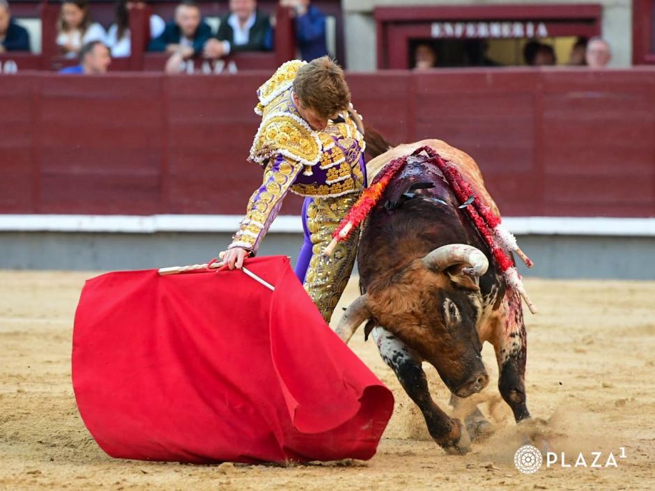 Borja Jiménez, con el quinto de la tarde, un toro sardo de nombre Piernasuelta