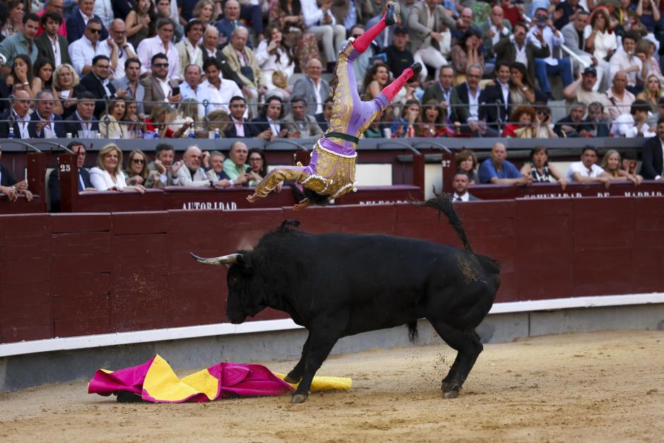 Imagen de la voltereta sufrida por Víctor Hernández, este jueves en Las Ventas