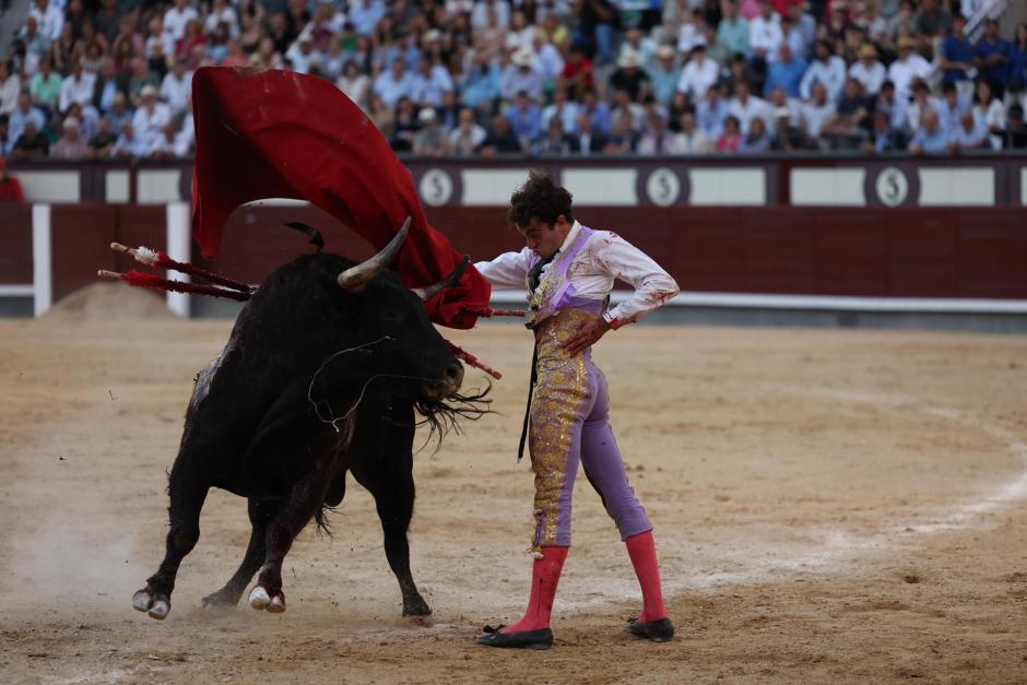 Pase pecho de Víctor Hernández, ya sin la chaquetilla, a ese mismo toro