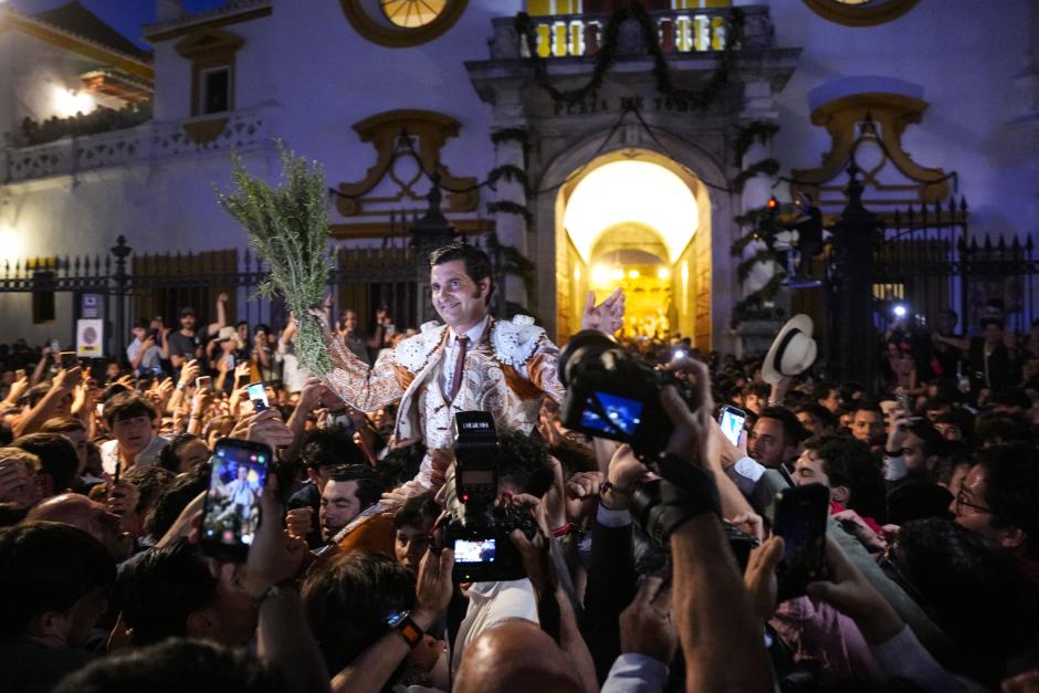 Morante sale por la Puerta del Príncipe de la Maestranza