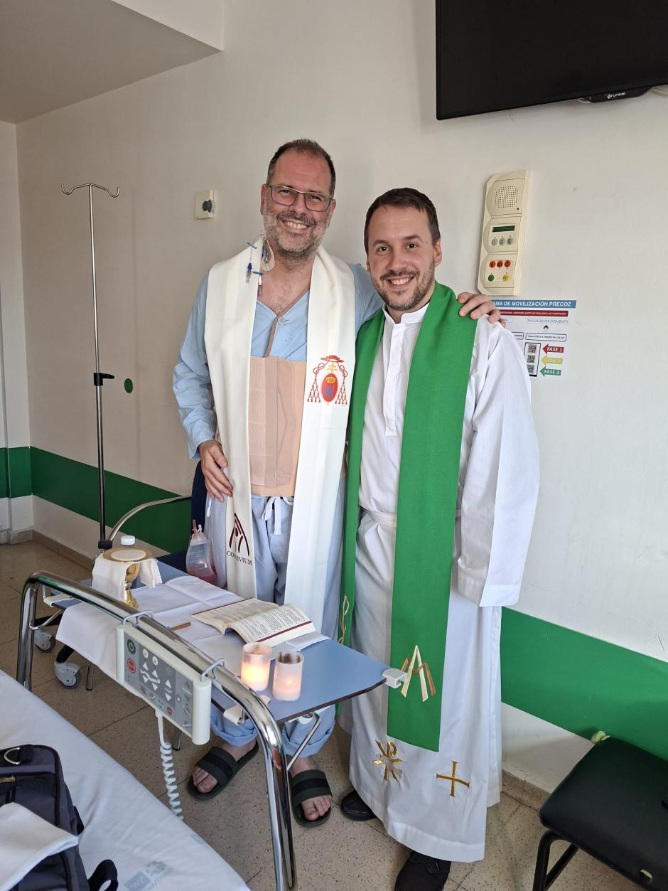Gonzalo, celebrando la eucaristía en la habitación del hospital, junto a su amigo sacerdote Eugenio