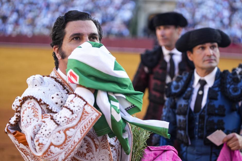 El diestro besa una camiseta del Betis durante la vuelta al ruedo