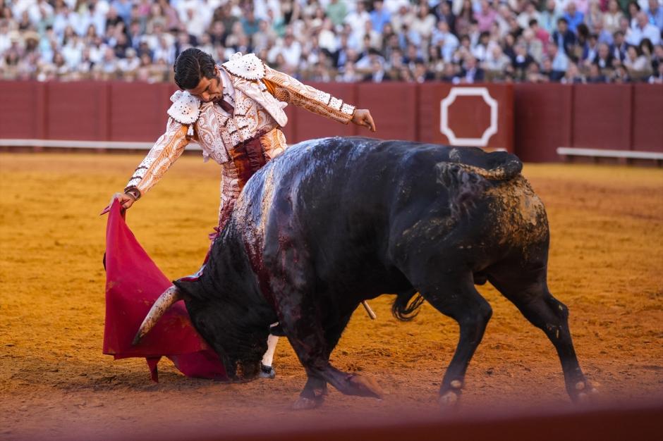Morante de la Puebla cortó dos orejas al segundo de su lote