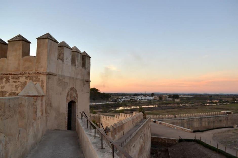 Muralla abaluartada de la capital pacense