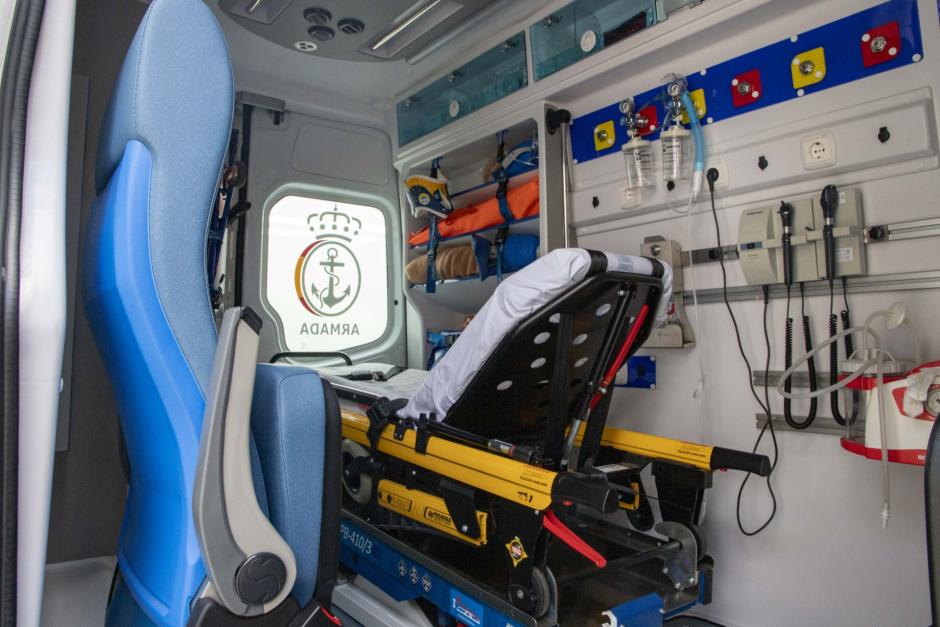 Interior de una de las modernas ambulancias de la Armada española que opera el JATMAD