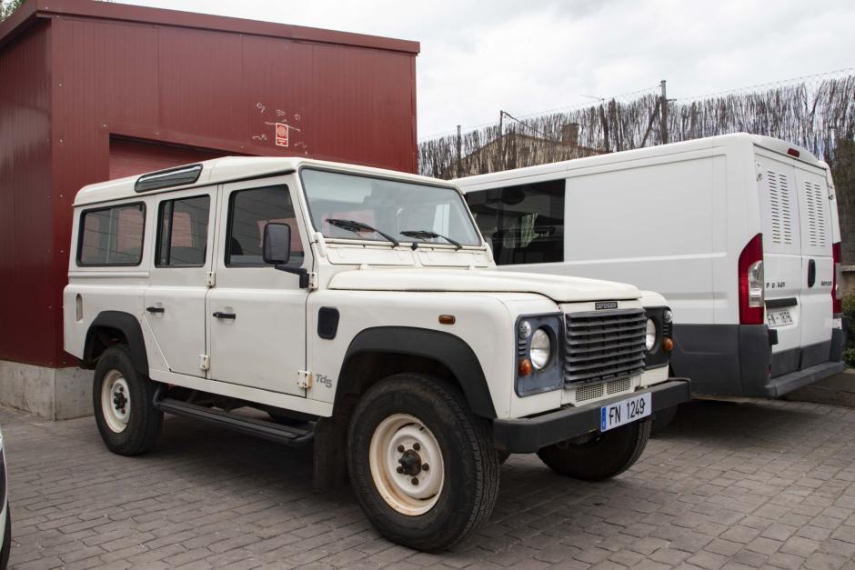 Un robusto Land Rover clásico dispuesto para ser restaurado por la Armada en Madrid