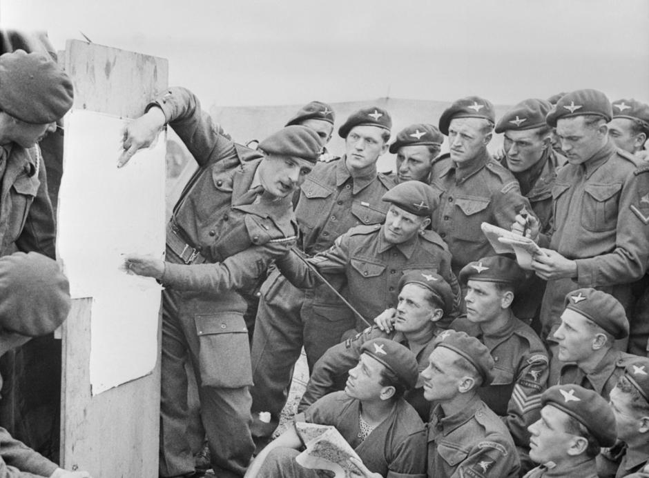 Soldados de la 22.ª Compañía Independiente de Paracaidistas británica, de la 6.ª División Aerotransportada, recibiendo instrucciones para la invasión, 4-5 de junio de 1944