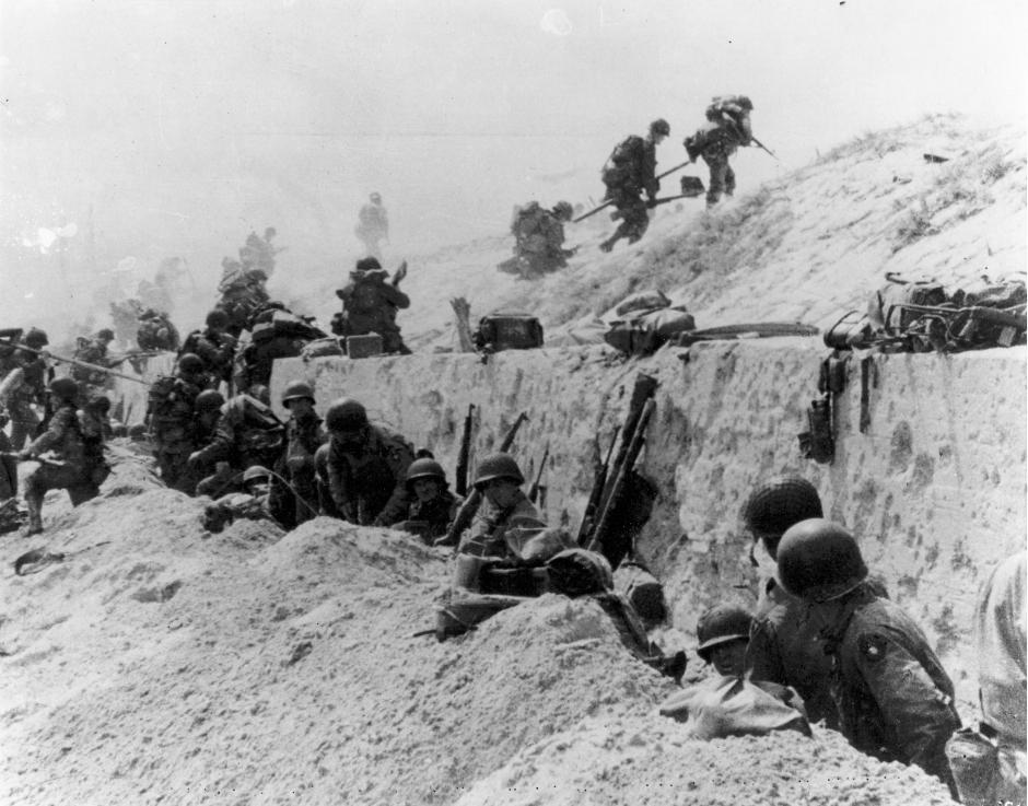 Soldados estadounidenses del 8.º Regimiento de Infantería , de la 4.ª División de Infantería, avanzan por el malecón en Utah