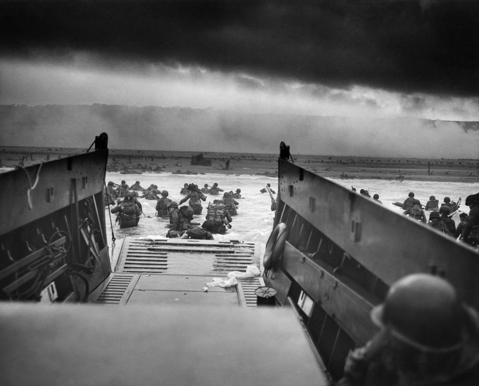 La fotografía titulada "En las fauces de la muerte" muestra a tropas estadounidenses de la Compañía E del 16.º Regimiento de Infantería , parte de la 1.ª División de Infantería de EE. UU.