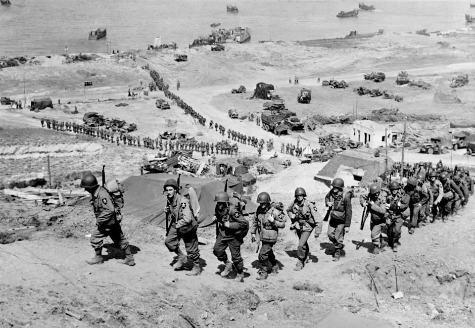 El despliegue en Omaha Beach: tropas y equipo de la 2.ª División de Infantería de EE. UU. avanzando tierra adentro hacia Saint-Laurent-sur-Mer el día D+1, 7 de junio de 1944