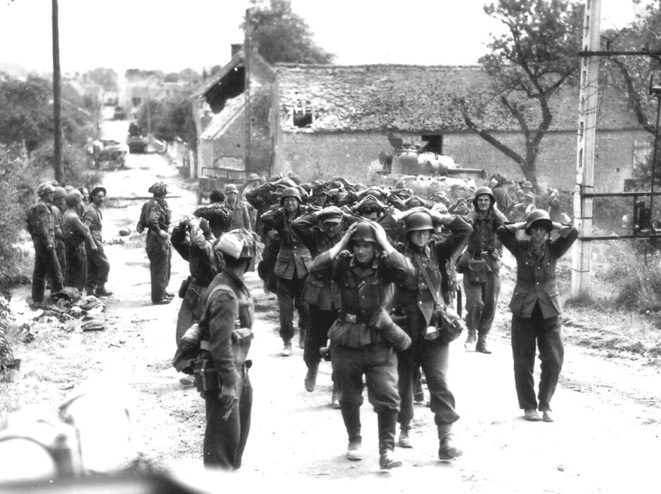 Las fuerzas alemanas se rinden en Saint-Lambert-sur-Dive , el 21 de agosto de 1944