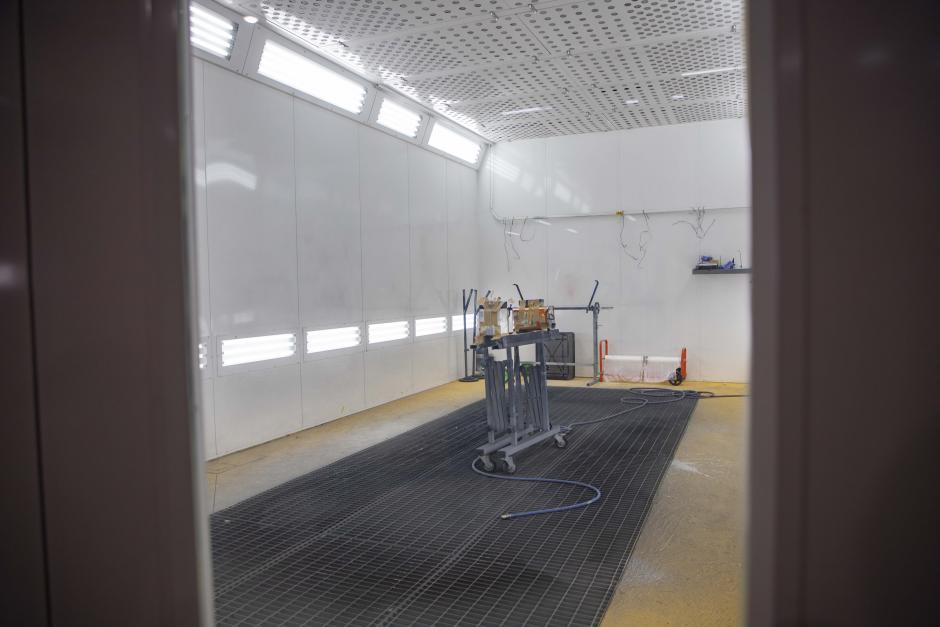 La cabina de pintura de vehículos es otra de las capacidades destacadas de la Jefatura de Aprovisionamiento y Transportes de la Armada (JATMAD)