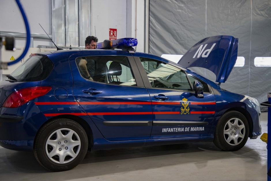 Un coche de la Infantería de Marina de la Armada, sometido a una profunda revisión en el taller del JATMAD