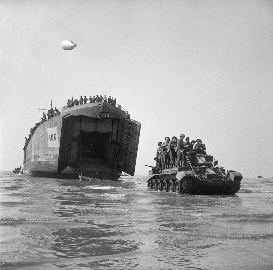 Tanque Cromwell con soldados de camino a Gold Beach