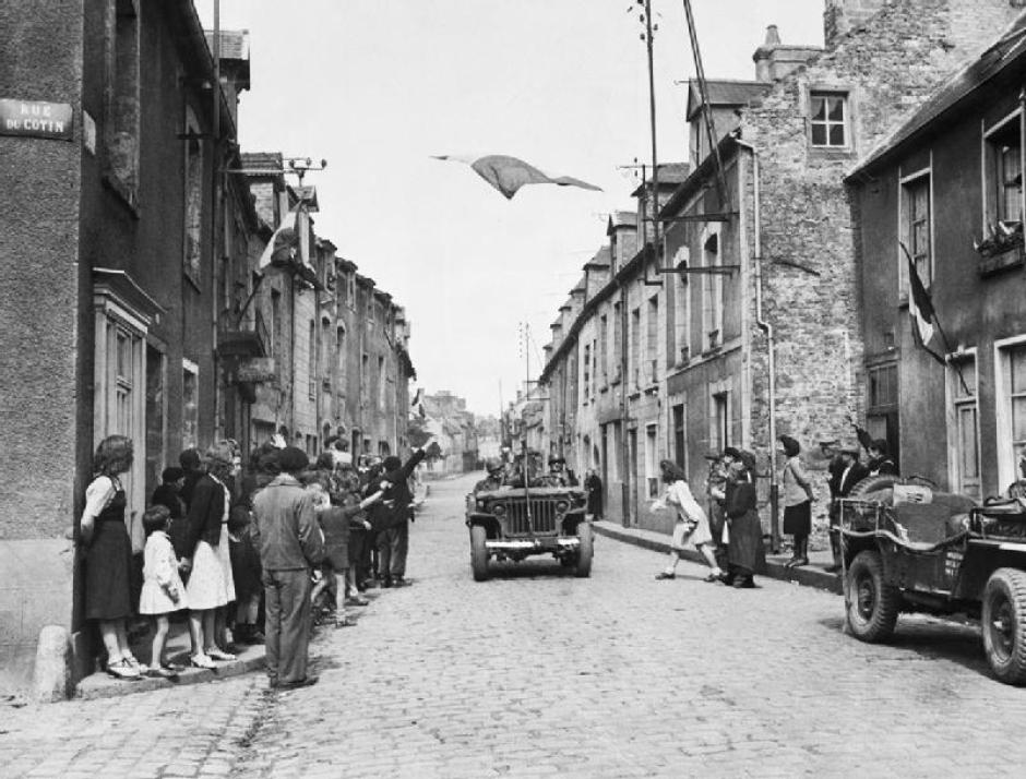 Civiles franceses celebran la llegada de las tropas aliadas a Carentan, la primera ciudad liberada por las tropas estadounidenses.