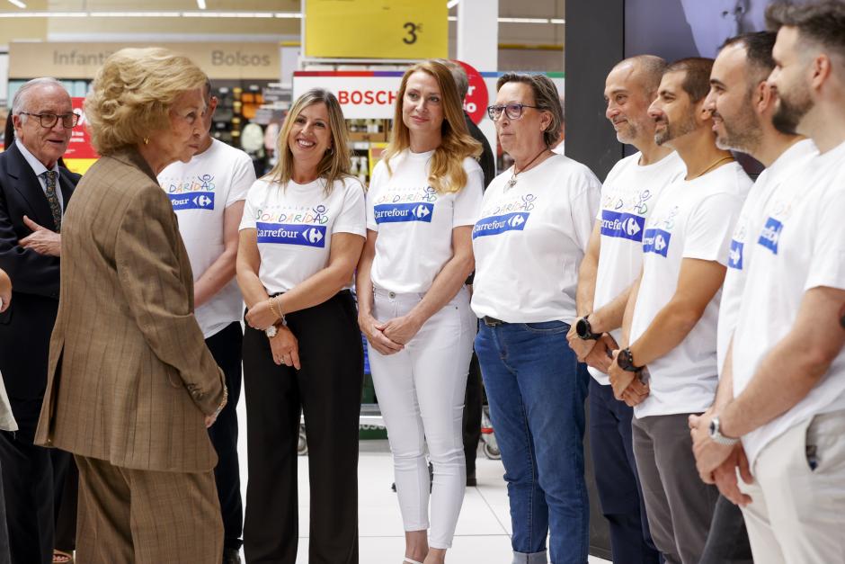 Doña Sofía conversa con voluntarios que colaboran con la recogida de alimentos