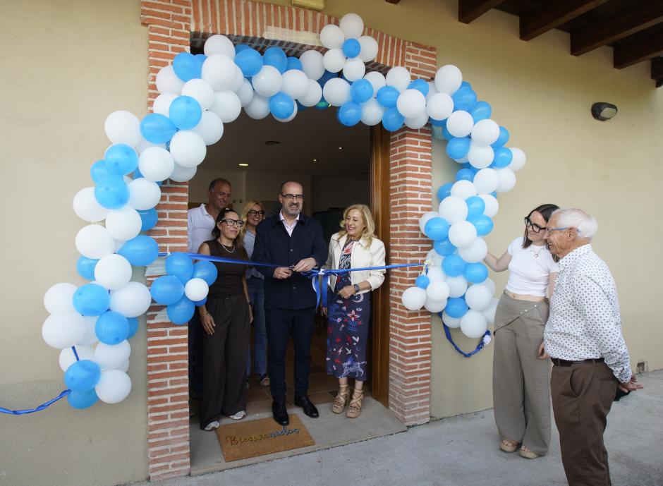 El alcalde de Ponferrada, Marco Morala, y miembros de Alzheimer Bierzo