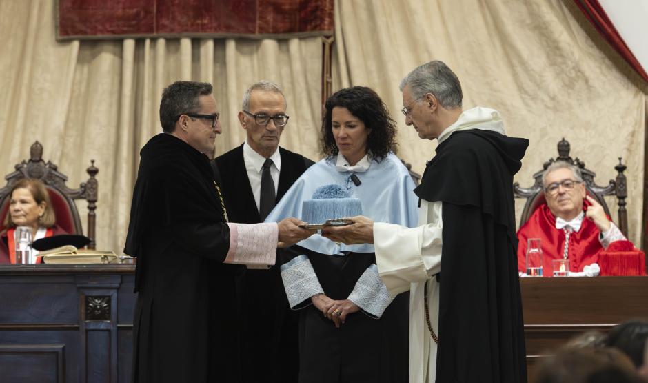 El rector de la Universidad de Salamanca, Juan Manuel Corchado, entrega los atributos tradicionales del honoris causa a título póstumo a Francisco de Vitoria