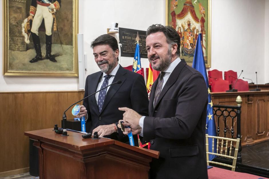 Los alcaldes de Alicante y Elche, Luis Barcala y Pablo Ruz, respectivamente, en el Consistorio ilicitano el pasado mes de noviembre