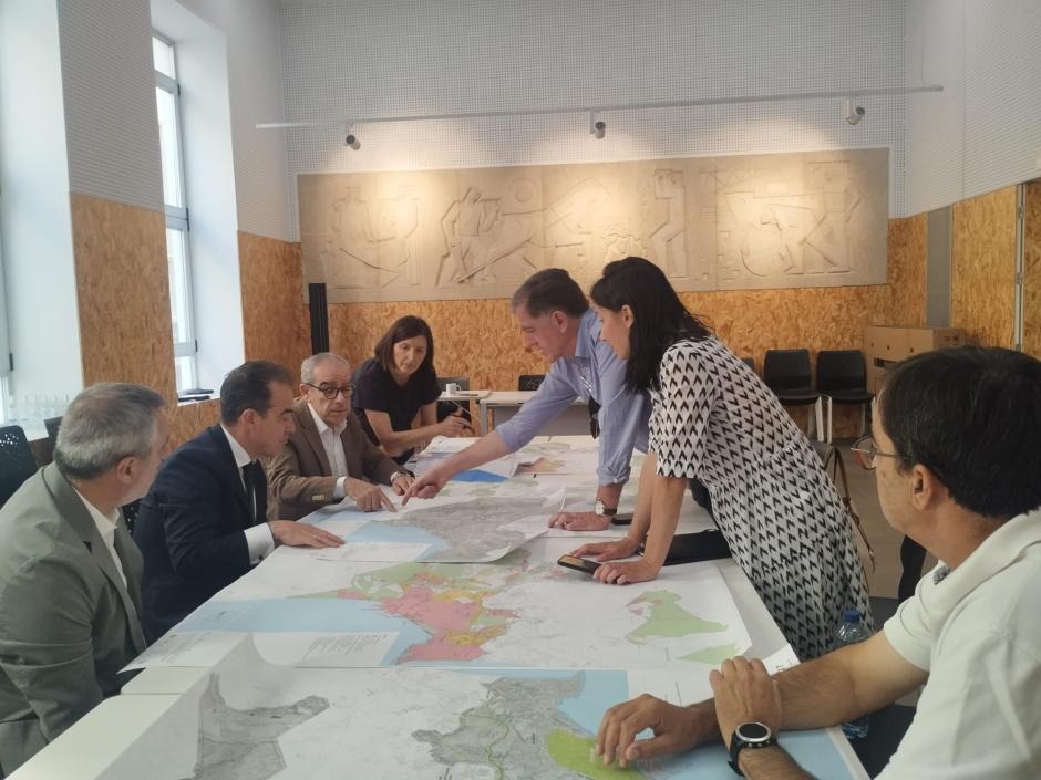 Los concejales de Urbanismo del Ayuntamiento de Alicante y Elche reunidos con sus equipos