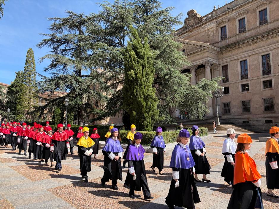 Trayecto de los doctores por la Plaza de Anaya hacia la tumba de Francisco de Vitoria
