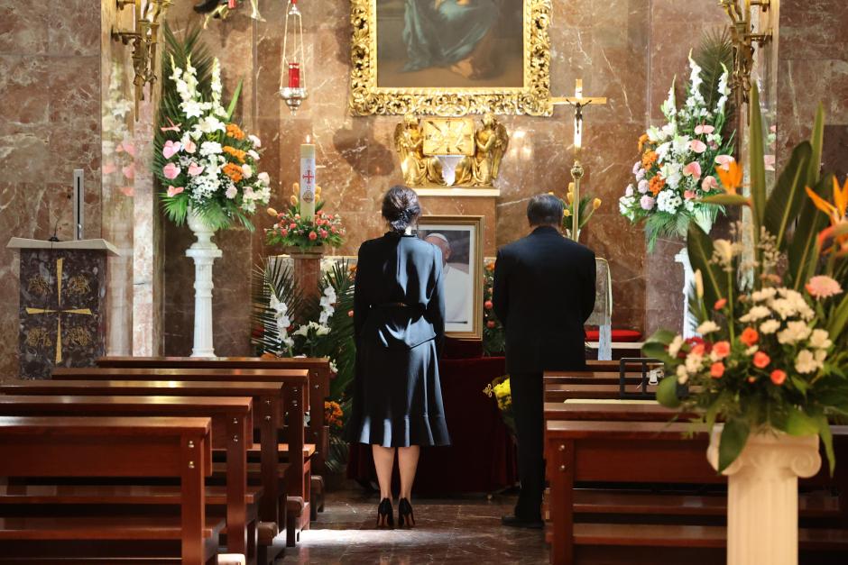 Monseñor Bernardito Auza y la Presidenta de la Comunidad de Madrid, Isabel Díaz-Ayuso, tras firmar en el libro de condolencias abierto por el fallecimiento del Papa Francisco I en la Nunciatura Apostólica