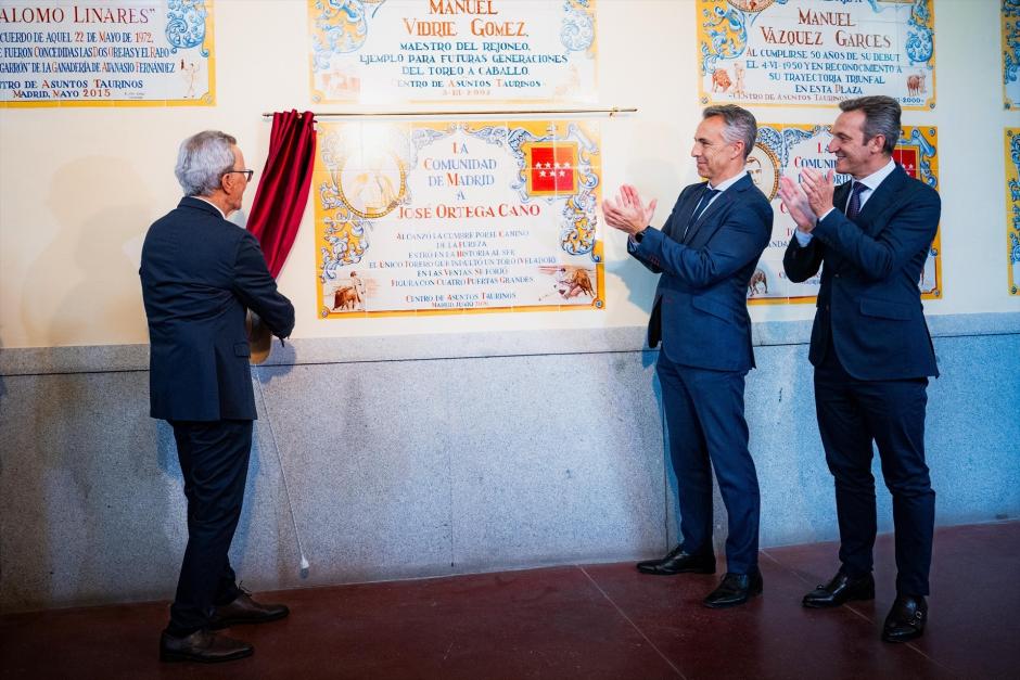 José Ortega Cano descubre su azulejo en la Plaza de Las Ventas