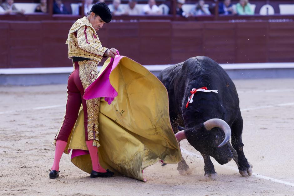 Uceda Leal recibe con el capote al primero de su lote este viernes