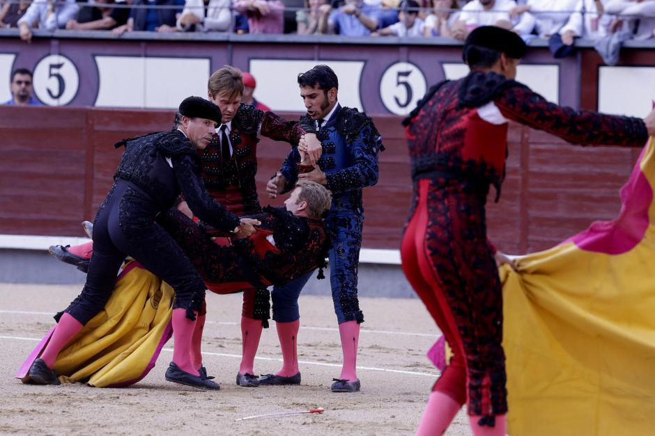 El parte médico del torero apunta a una luxación de codo