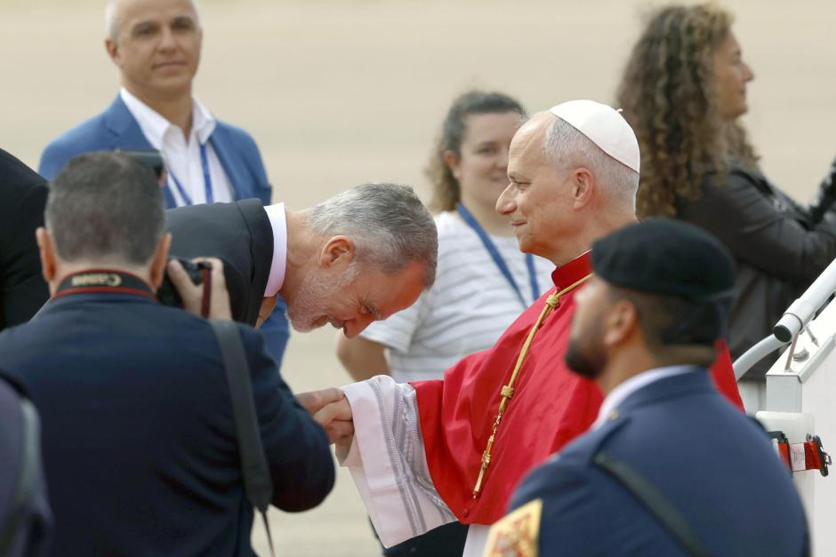 El Rey Felipe recibe al papa León XIV a su llegada al aeropuerto de Adolfo Suárez Madrid-Barajas