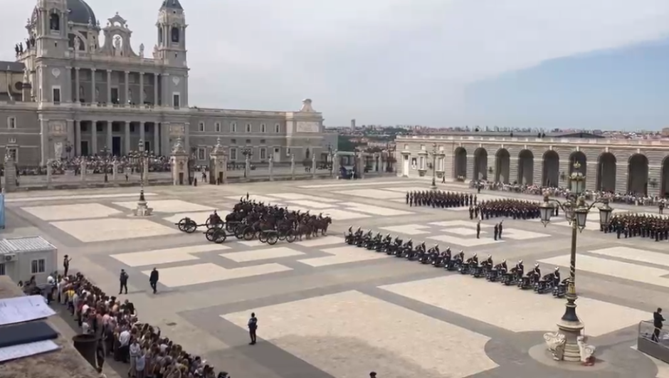 Las fuerzas que rendirán honores al Papa ya ocupan sus puestos en la plaza de la Armería