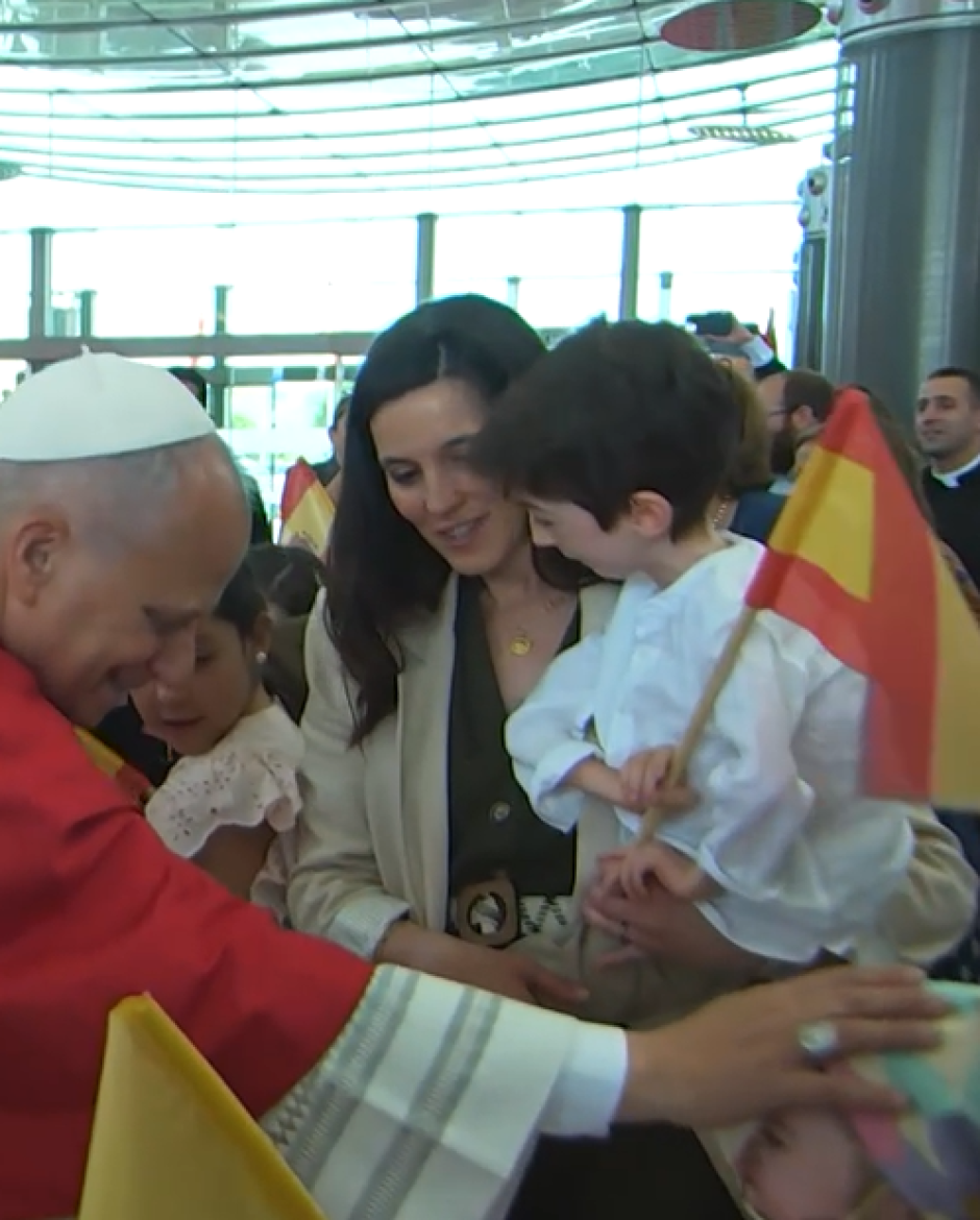 El Papa saluda a uno de los niños