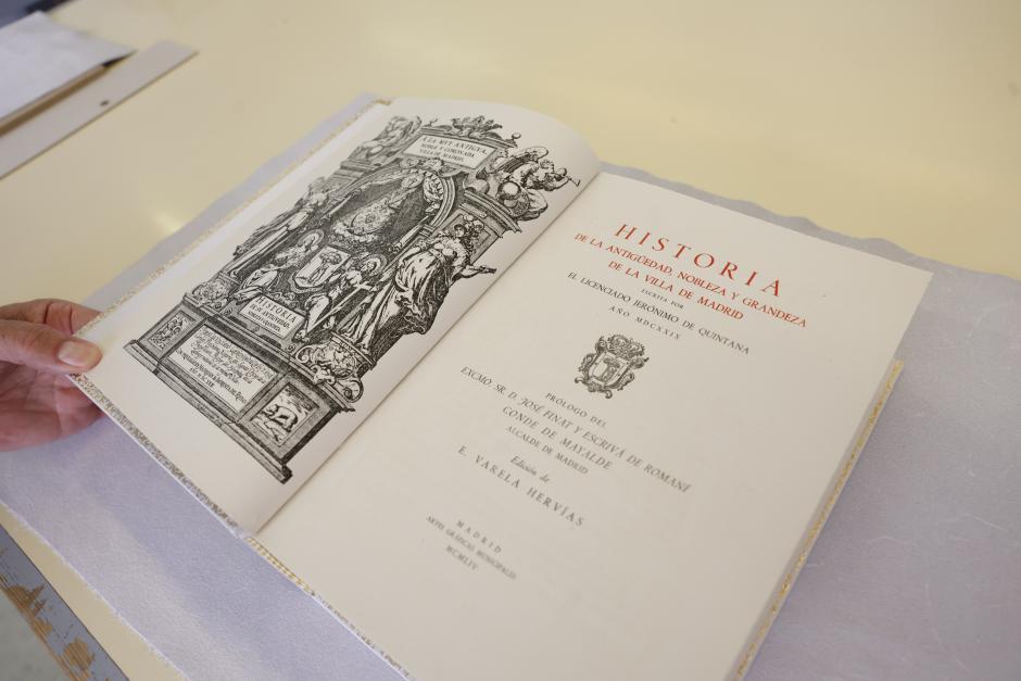 El regalo que le ha entregado Almeida al Papa