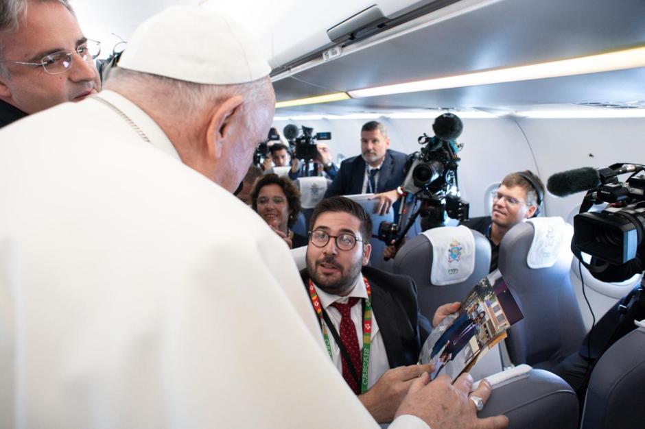 Daniel Ibáñez junto al Papa Francisco durante el vuelo entre Roma y Lisboa con motivo de la JMJ 2023