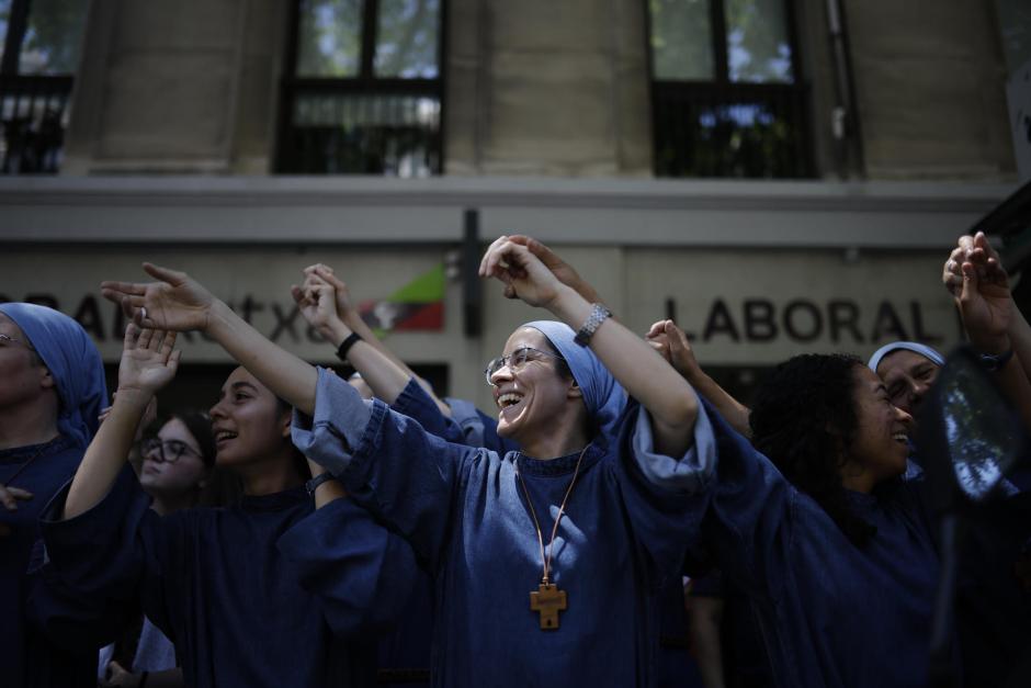 Un grupo de religiosas saludan al papa León XIV en su recorrido por el centro de Madrid en el papamóvil