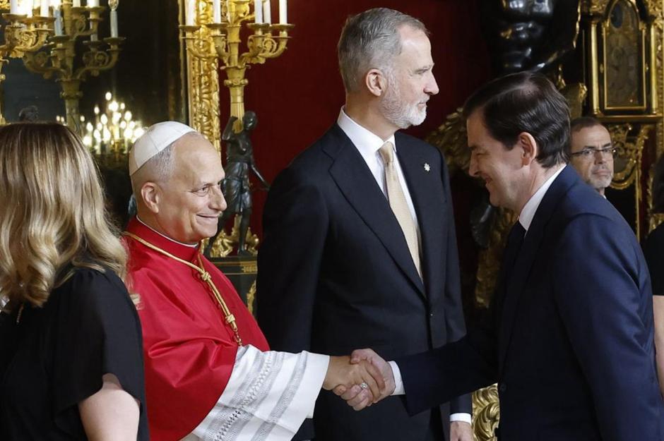 Mañueco saluda al Papa