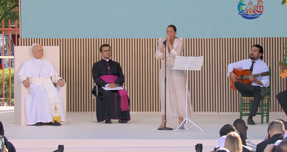 Niña Pastori interpreta 'incomparable' ante el Papa