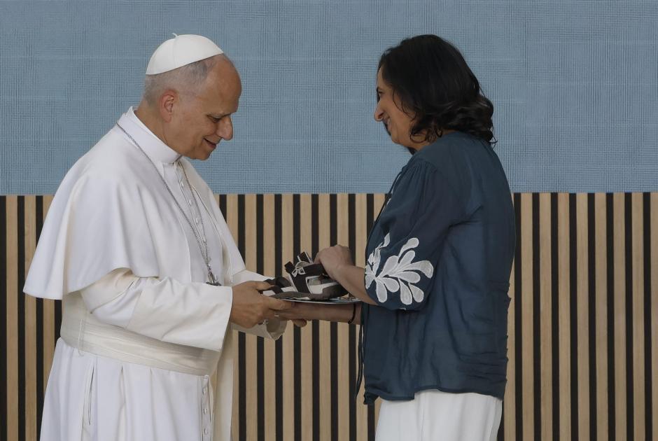 El Papa León XIV durante su visita el centro CEDIA de Cáritas