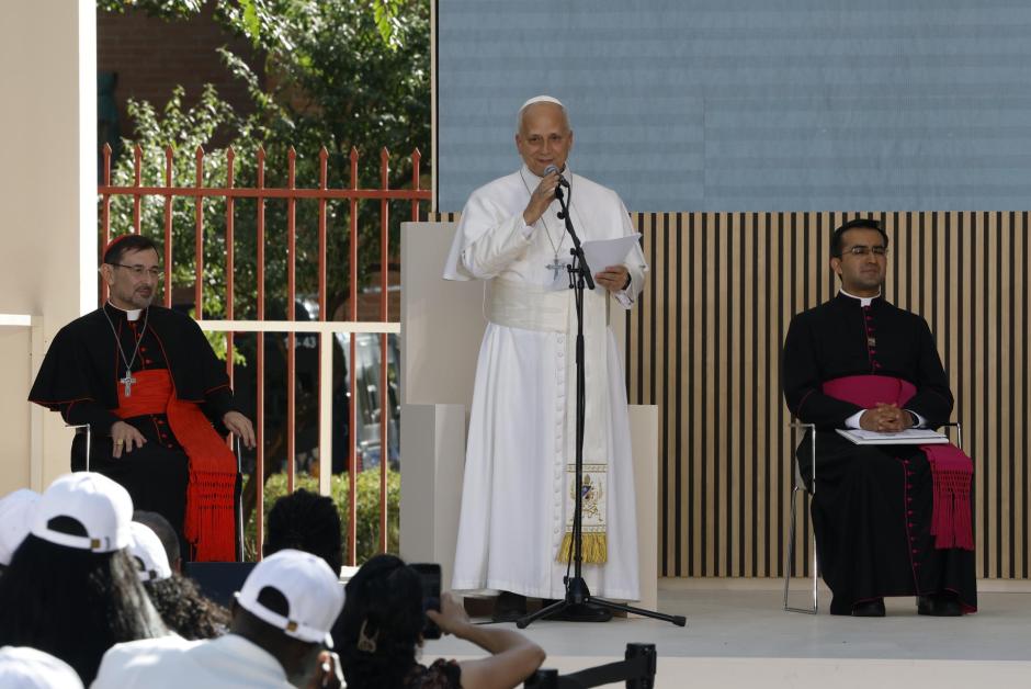 El Papa León XIV durante su visita el centro CEDIA de Cáritas