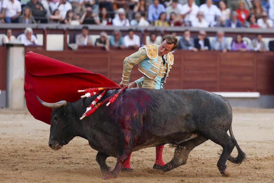 Muletazo de Román al primero de su lote, al que cortó las dos orejas que le permitieron salir a hombros este sábado en Madrid