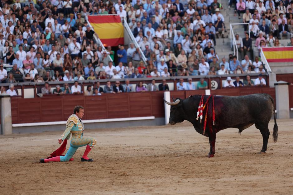 Desplante de Román al tercer toro de la tarde, de nombre Gallarete y 542 kilos