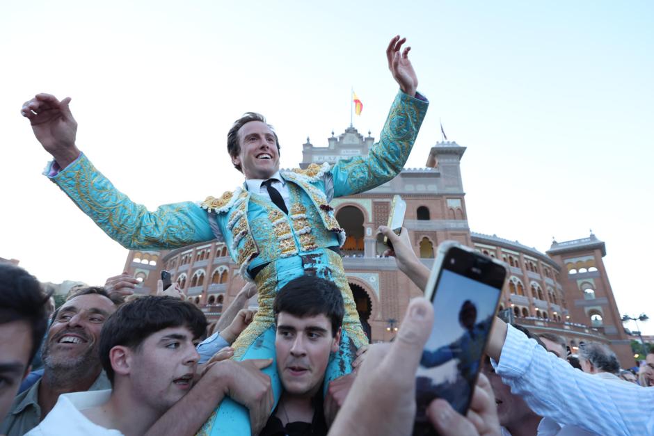 Román, tras cruzar la Puerta Grande de Las Ventas