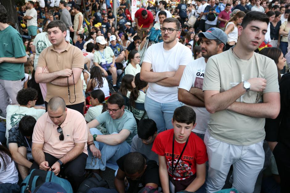 La gente reza el rosario mientras espera la llegada del Papa León XIV