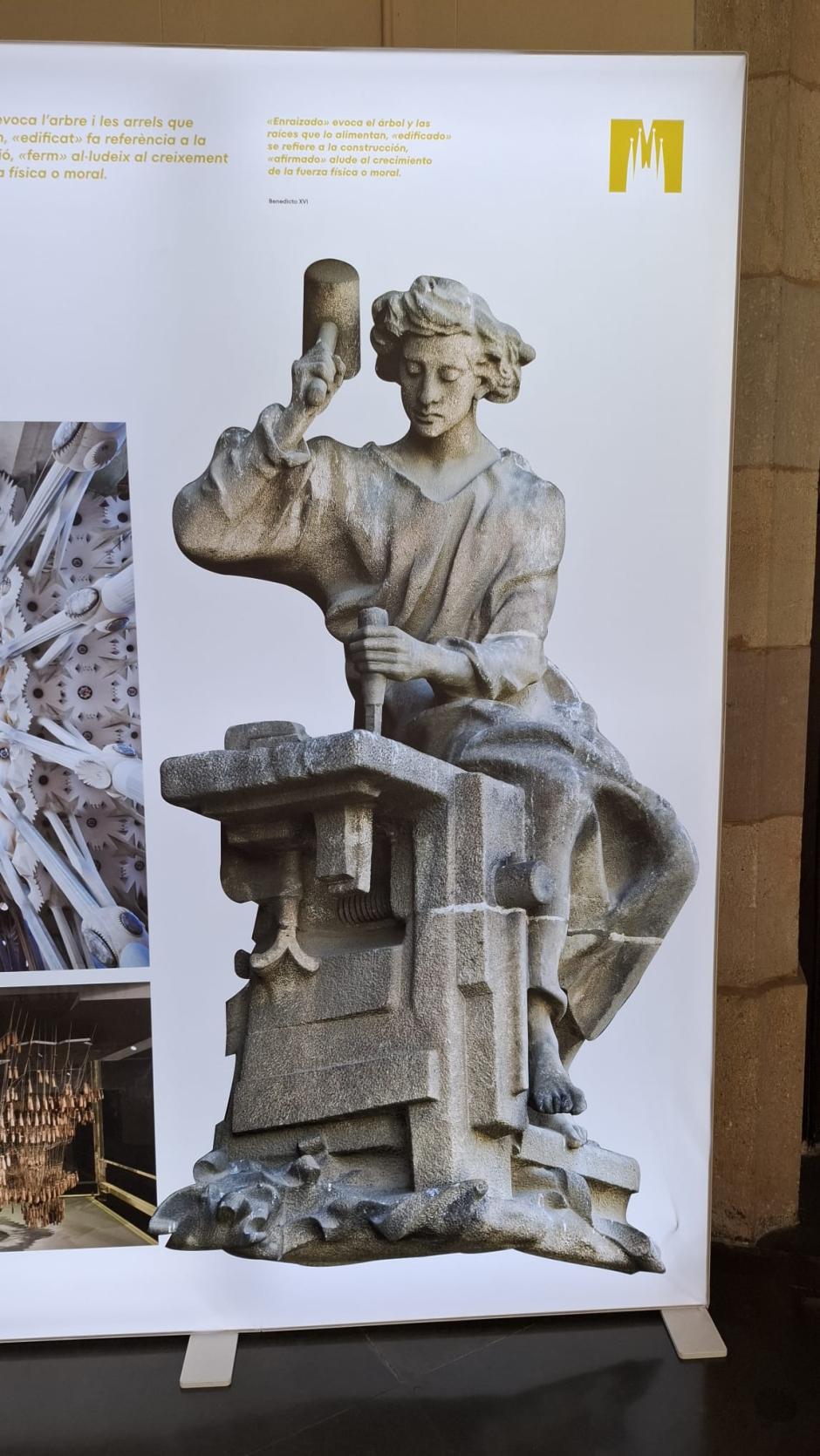 Jesús trabajando la madera, en un panel de la exposición 'Sagrada Familia. Moved by beauty'