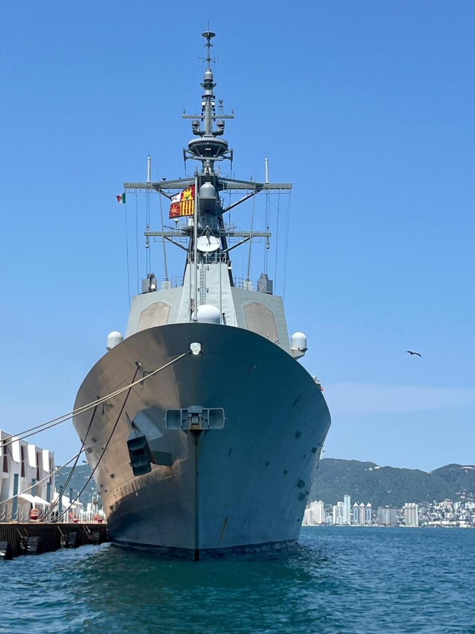 La fragata F-101 Álvaro de Bazán ha realizado una escala en el puerto mexicano de Acapulco
