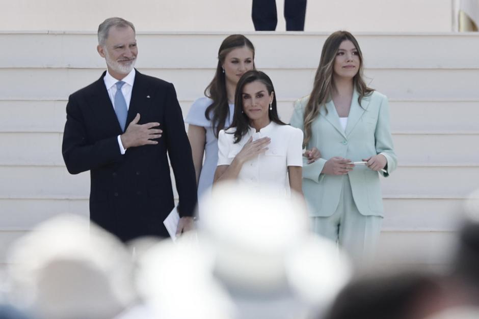 El rey Felipe, la reina Letizia, la princesa Leonor y la infanta Sofía saludan a los fieles tras asistir a la misa del Corpus Christi