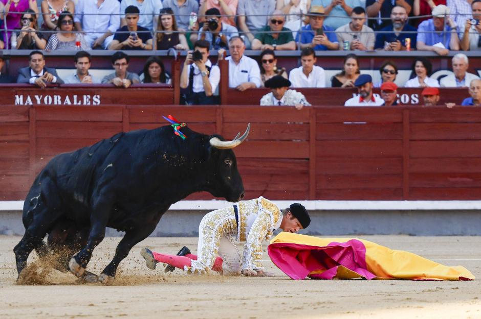 Borja Jiménez pasó apuros al recibir a ese toro a porta gayola